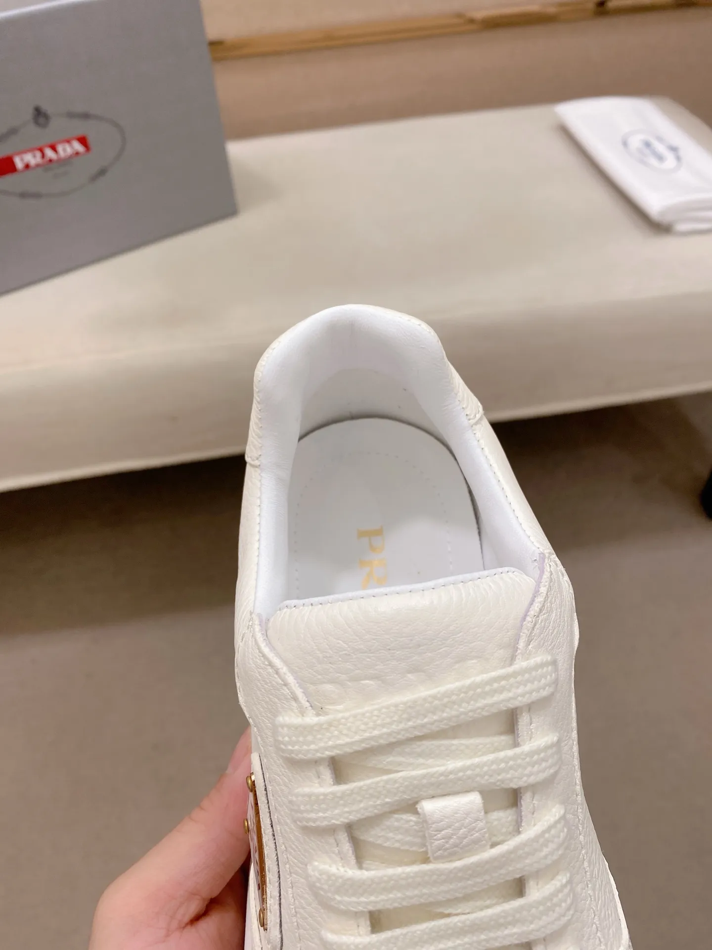 Factory price 560💰(High version) New Prada (Prada) high-top counters are on the market at the same time, new men's shoes, 😘fabrics are selected from waterproof technical cloth. First layer cowhide lining. 👍🏿Original molded anti-slip rubber outsole, with exquisite lines, simple and elegant, comfortable and high-end for leisure travel. Number of yards: 38 to 44. (Can be customized for 45.46.)